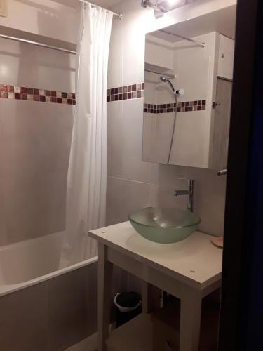 La salle de bains est pourvue d'un lavabo vert et d'une douche. dans l'établissement Les balcons du lac, à Malbuisson