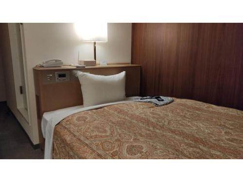 a hotel room with a bed with a lamp on it at Central Hotel Toride - Vacation STAY 09912v in Toride