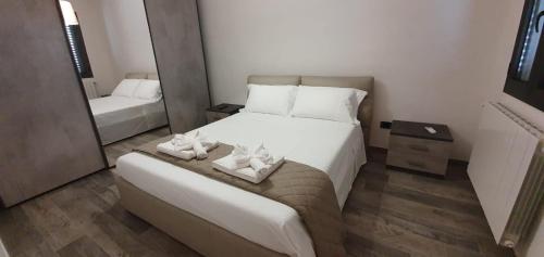 Dormitorio pequeño con cama y espejo en SunflowerSalento, en Serrano