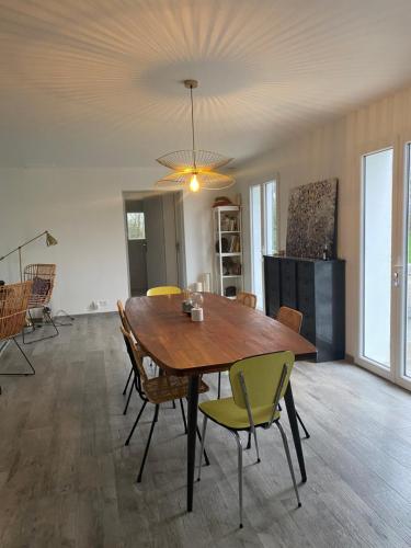 Posezení v ubytování Maison spacieuse à deux pas de la plage …