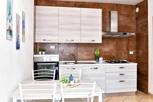 Dapur atau dapur kecil di Residence Chiaro di Luna