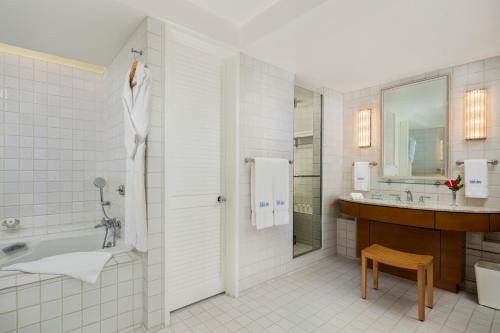 Koupelna v ubytování Halekulani - NO RESORT FEE