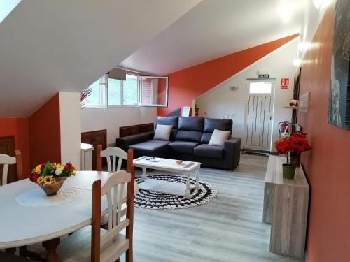 a living room with a couch and a table at Apartamento Turístico La Mies in Oreña