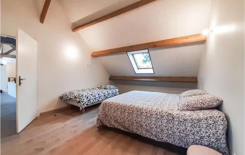 Ein Bett oder Betten in einem Zimmer der Unterkunft Nice Home In Herly With Outdoor Swimming Pool