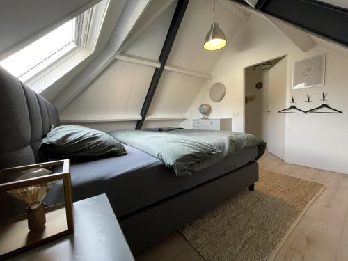A bed or beds in a room at Vakantiehuis FijnDomein - vlak bij de Efteling