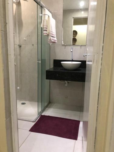 y baño con lavabo y ducha acristalada. en APARTAMENTO à 50 m do MAR - Praia de BOA VIAGEM, en Recife