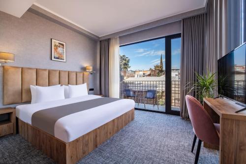 Cette chambre d'hôtel comprend un lit et un balcon. dans l'établissement Barnovi Boutique Hotel, à Tbilissi