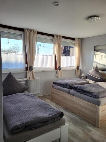 Uma cama ou camas num quarto em Ferienhaus Femke
