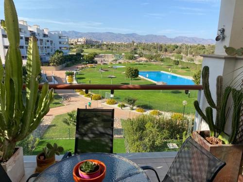 d'un balcon avec une table et une vue sur la piscine. dans l'établissement Apartamento Cabo de Gata-Toyo, à Retamar