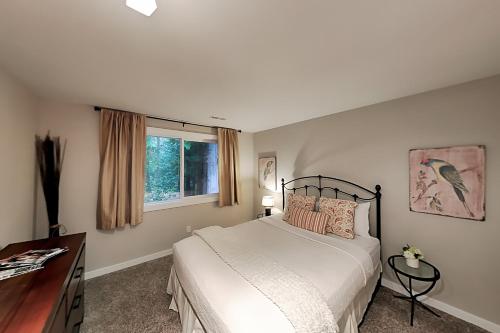 Un pat sau paturi într-o cameră la Woodinville Escape