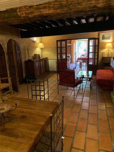 un salon avec des chaises rouges et une table dans l'établissement La maison sur la place dans la vieille ville Aigues Mortes, à Aigues-Mortes
