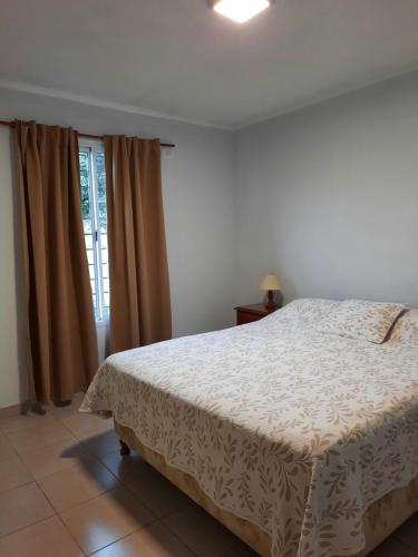 1 dormitorio con cama y ventana en La Isabel en San Pedro