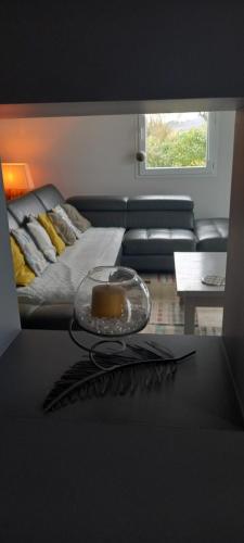 Montcléra的住宿－La bellevue，客厅,餐桌上装有玻璃板
