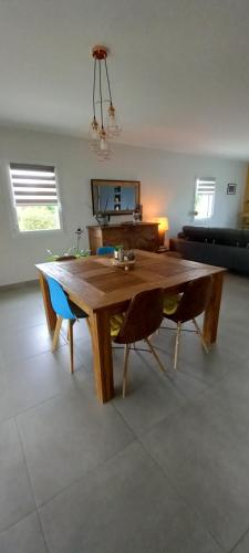 une table et des chaises en bois dans un salon dans l'établissement La bellevue, à Montcléra