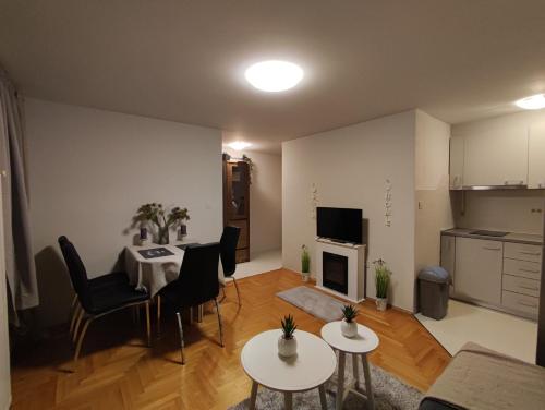 sala de estar con mesa y sillas y cocina en Studio Apartman Luka, en Zagreb