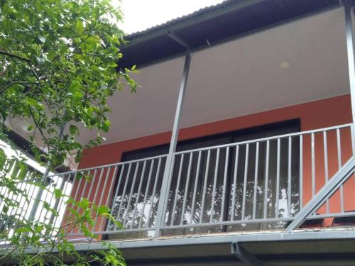 a balcony of a building with a metal railing at Hospedaje Rio Celeste Katira, Habitación privada in San Rafael