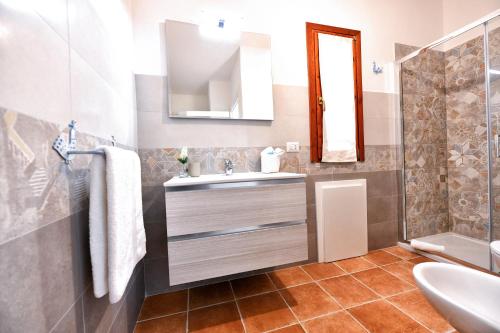 Bilik mandi di Residence Chiaro di Luna