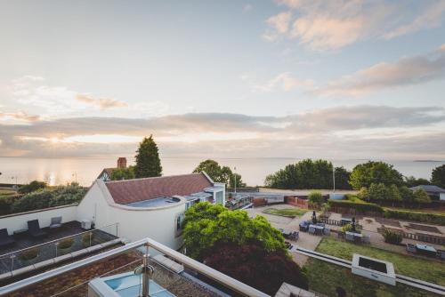 Holm House - Stylish Coastal Suites - HEDD Spa - Silures Bar & Restaurant photo 97