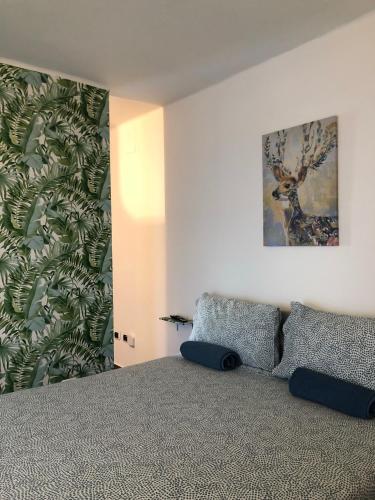 una camera da letto con un letto e un dipinto sul muro di Amendola HOWME a Bari