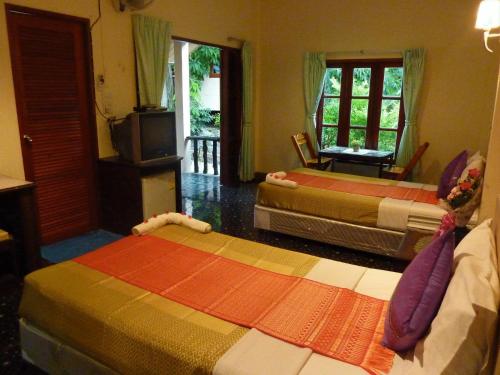 Ein Bett oder Betten in einem Zimmer der Unterkunft Aonang Green Park Bungalow