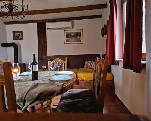 jadalnia ze stołem i kanapą w obiekcie Kuća za odmor Rubić w mieście Vinkovci