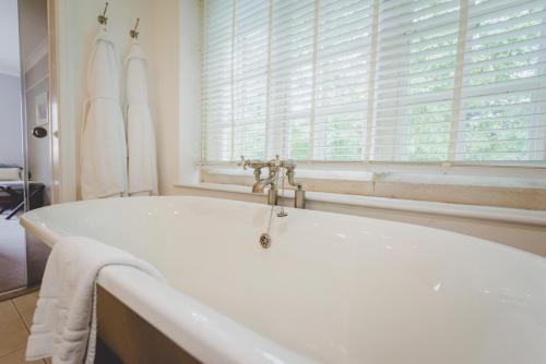 Holm House - Stylish Coastal Suites - HEDD Spa - Silures Bar & Restaurant photo 104