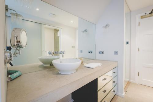 Holm House - Stylish Coastal Suites - HEDD Spa - Silures Bar & Restaurant photo 106