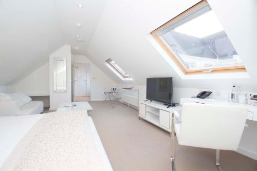Holm House - Stylish Coastal Suites - HEDD Spa - Silures Bar & Restaurant photo 109