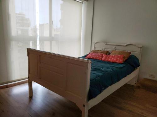 1 dormitorio con 2 almohadas en Dorrego Art en Buenos Aires