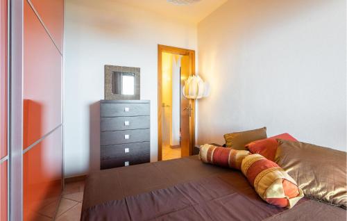 una camera con un letto e un comò di Stunning Apartment In Arbus With 2 Bedrooms ad Arbus