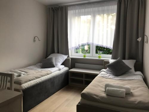 um quarto com duas camas em frente a uma janela em Widok Kielce em Kielce
