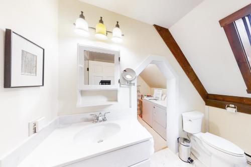 Un baño blanco con lavabo e inodoro. en Appalachee Pond Waterfront Cottage, en Boothbay Harbor