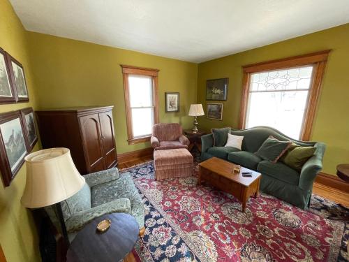 - un salon avec un canapé et une table dans l'établissement Old Town Inn, à Sioux Center