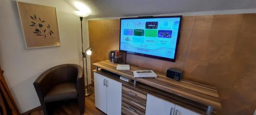 TV a/nebo společenská místnost v ubytování Ferienwohnung Wildgatter