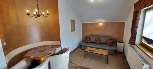 Posezení v ubytování Ferienwohnung Wildgatter