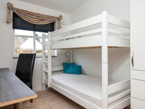 Katil dua tingkat atau katil-katil dua tingkat dalam bilik di Holiday home Ørsted XXIV