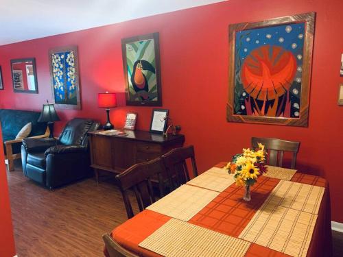 Posezení v ubytování Family Friendly Downtown Home - Private Yard & Grill - Location, Location, Location!