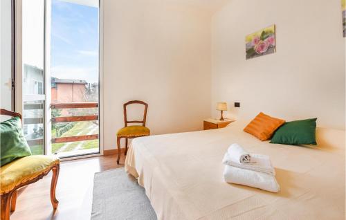- une chambre avec un lit et une grande fenêtre dans l'établissement Casa Cinzia, à Baveno