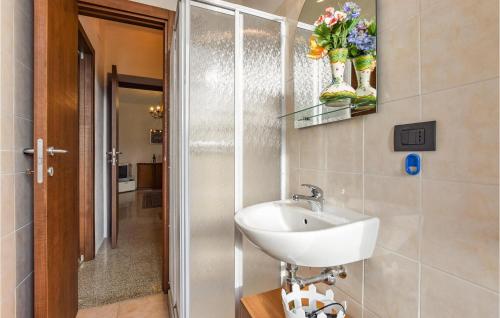 La salle de bains est pourvue d'un lavabo et d'un miroir. dans l'établissement Casa Cinzia, à Baveno