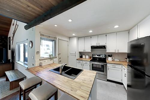 Tennis Village Unit 20 – Photos 3