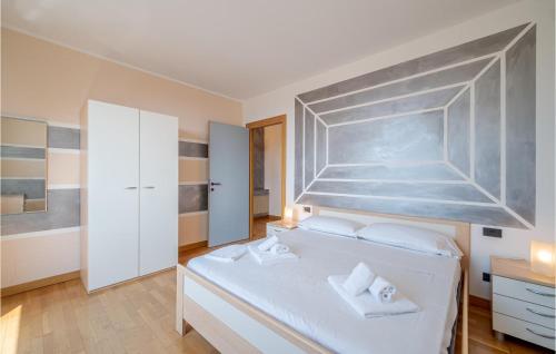 Кровать или кровати в номере Awesome Apartment In Genova With Wifi