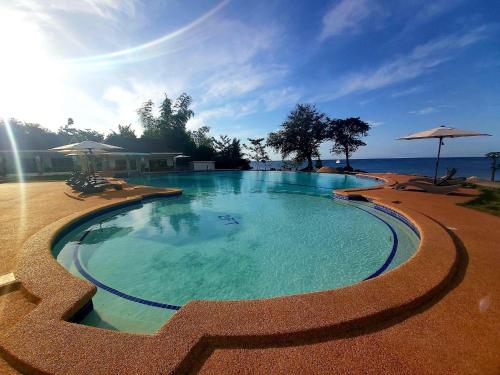 Swimming pool sa o malapit sa FIG Sunset View Resort