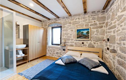 Llit o llits en una habitació de Cozy Home In Kaprije With Kitchen