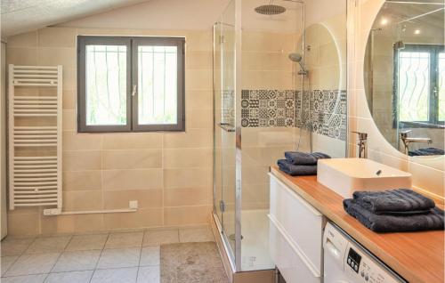 La salle de bains est pourvue d'une douche et d'un lavabo. dans l'établissement Amazing Home In Valras With Wifi, à Valréas