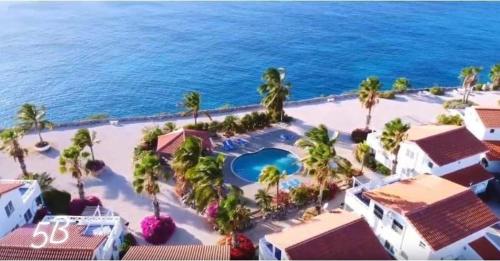 Uma vista aérea de Oceanfront Townhome in Marazul Dive Resort