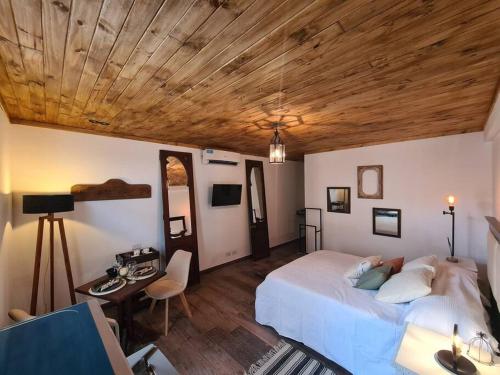 ein Schlafzimmer mit einem großen Bett, einem Schreibtisch und einem Tisch in der Unterkunft La Boutique Aparts Temporarios Corrientes Pleno centro in Corrientes