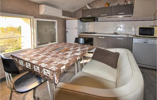 une cuisine avec une table et des chaises dans une cuisine dans l'établissement Nice Apartment In Monteux With Wifi, à Monteux