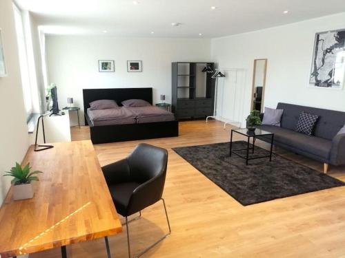 ein Wohnzimmer mit einem Tisch und einem Sofa in der Unterkunft Apartment - Neu, modern, gemütlich, eigener Parkplatz in Köln