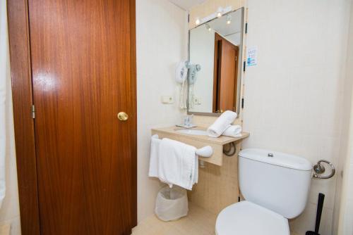 Bilik mandi di Hotel Bella Mar