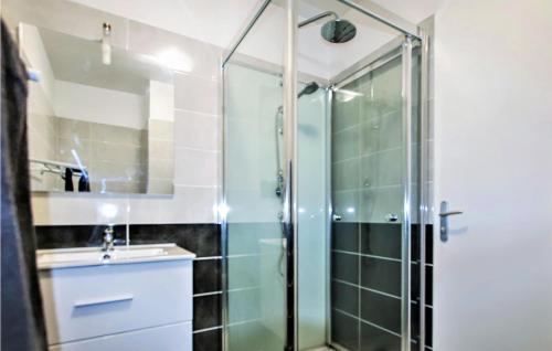 Awesome Apartment In Vanosc With Kitchenette في Vanosc: حمام مع دش زجاجي ومغسلة